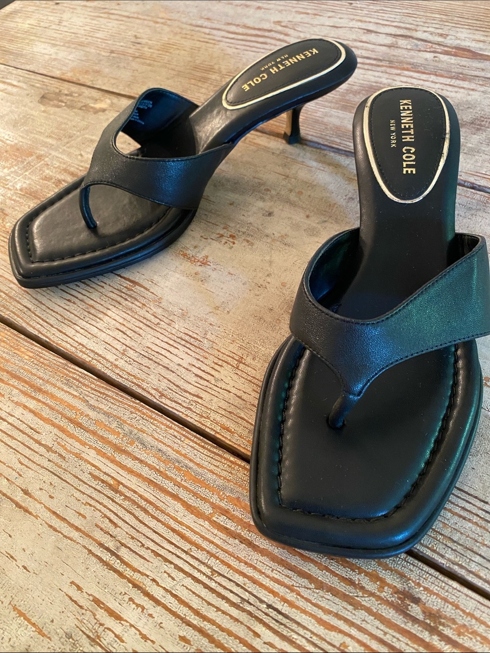 Kenneth Cole Black Leather Thong Kitten Heel Sandals